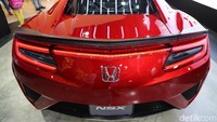 Dengan bahan aluminium yang ringan dan kokoh serta bentuk yang aerodinamis, Honda NSX didesain untuk memaksimalkan pengalaman berkendara yang sporty sebagai representasi dari NSX: New Sports eXperience.