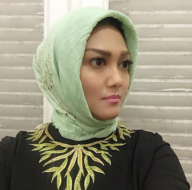 Sejak menjadi istri Pangdam XIV Hasanuddin Mayjen TNI Agus Surya Bakti, Bella Saphira yang dulu dikenal sebagai ratu sinetron kini memang memilih mengabdikan hidupnya untuk menjadi ibu rumah tangga. Dia pun aktif dalam berbagai organisasi istri TNI. Dalam beberapa kesempatan acara yang dihadirinya, Bella yang dulunya mualaf ini tampil memakai hijab. Foto: Instagram/Bella Saphira