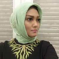 Sejak menjadi istri Pangdam XIV Hasanuddin Mayjen TNI Agus Surya Bakti, Bella Saphira yang dulu dikenal sebagai ratu sinetron kini memang memilih mengabdikan hidupnya untuk menjadi ibu rumah tangga. Dia pun aktif dalam berbagai organisasi istri TNI. Dalam beberapa kesempatan acara yang dihadirinya, Bella yang dulunya mualaf ini tampil memakai hijab. Foto: Instagram/Bella Saphira