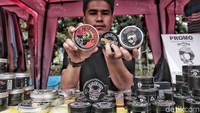 Tidak ketinggalan minyak rambut yang sedang hits di kalangan remaja pria turut ambil bagian dalam bazar ramadan ini.