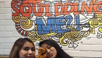 Wah Juwita jajan makanan kekinian nih. Bersama temannya, ia memamerkan sebuah cumi goreng tepung yang ukurannya besar banget. Bikin ngiler! Foto: instagram @juwitasanjaya11