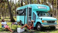 Memiliki hobi berselancar membuat Mili dan Marcos memilih menghabiskan masa bulan madu mereka dengan membeli sebuah bis yang disulap menjadi karavan dan membawa mereka ke banyak pantai sepanjang California hingga Argentina untuk menjajal ombak di pantai tersebut. Istimewa/Boredpanda.