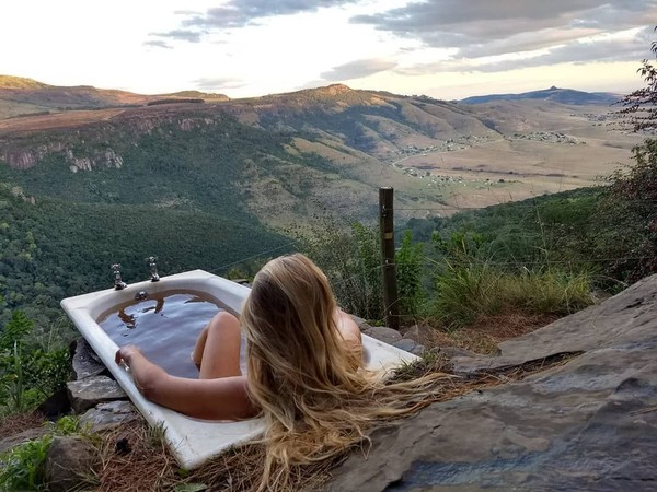 Untuk urusan nama, Away With the Fairies Hostel mungkin merupakan salah satu yang paling panjang. Hostel ini dikenal akan bak mandinya yang indah luar biasa (@mars_moves/Instagram) Untuk urusan nama, Away With the Fairies Hostel mungkin merupakan salah satu yang paling panjang. Hostel ini dikenal akan bak mandinya yang indah luar biasa (@mars_moves/Instagram)