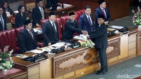 Ketua Pansus RUU Antiterorisme M Syafii melaporkan hasil pembahasan RUU.