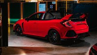 Civic Type R Pickup Truck konsep baru-baru ini mejeng di SMMT Test Day. Modifikasi ini digarap langsung oleh Honda Inggris lewat Departemen Product Engineering di pabriknya Swindon. Foto: pool (express)