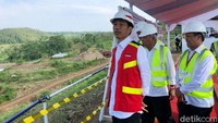 Presiden Jokowi didampingi Menteri Pekerjaan Umum dan Perumahan Rakyat (PUPR) Basuki Hadimuljono meninjau Bendungan Kuningan.
