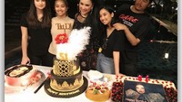 Ditemani dengan anak-anaknya, Titi merayakan ulang tahun dengan berbagai kue mewah. Cocok sekali dengan sebutan Diva. Foto: Instagram @ti2dj