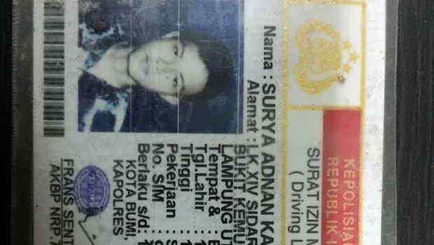 Surya ditangkap polisi karena membuat dan mengedarkan uang palsu.