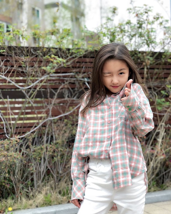 Di usia yang masih sangat belia, Haeun sering dipercaya banyak brand fashion anak-anak untuk jadi bintang kampanye mereka. Foto: Instagram