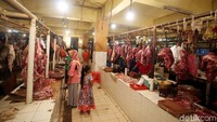 Selain daging, pedagang juga menjual tulang sapi.