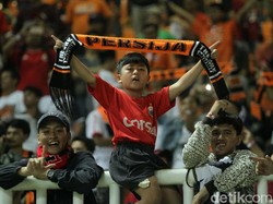 Pendukung cilik Persija memberikan semangat kepada para pemain Persija.
