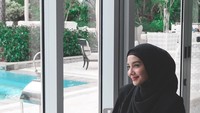 Dikenal sebagai pembisnis travel dan fashion, Zaskia tampak anggun ya? Foto: Instagram @zaskiasungkar15
