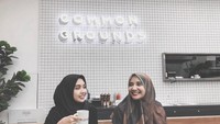Sedang ada di kafe kopi, Zaskia pun berfoto dengan memegang cangkir di tangannya. Duh, makin cantik aja ya! Foto: Instagram @zaskiasungkar15