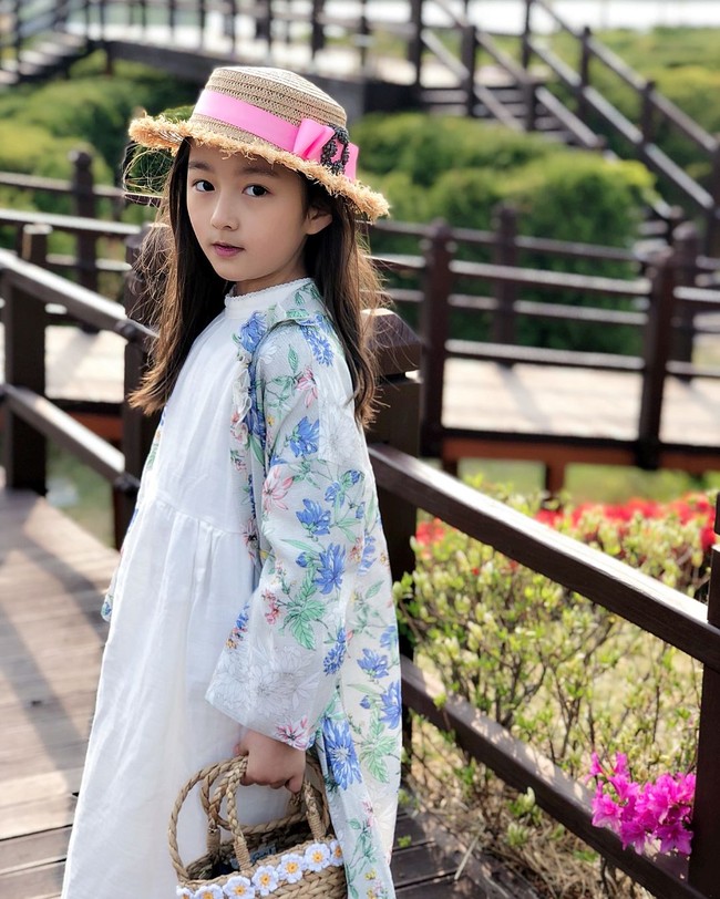 Pilihan busananya yang stylish dan gayanya yang memukau ini pun dikagumi oleh banyak netizen. Foto: Instagram