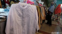 Saat ini di Pasar Tanah Abang sudah mulai banyak dijajakan Baju Koko Black Panther. Berbeda dengan dua bulan lalu, kali ini para warga di kawasan Jakarta ternyata anak muda banyak yang mengincar baju koko berwarna hitam tersebut.