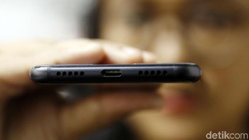 Di bagian bawah terdapat port USB Type-C yang diapit oleh lubang speaker. Foto: Amanda Rachmadita