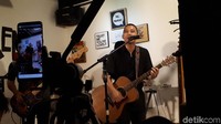 Bertepatan dengan lahirnya single terbaru, The Rain juga merayakan momen kebersamaan mereka yang kompak nge-band sejak 17 tahun lalu. Foto: Desi Puspasari