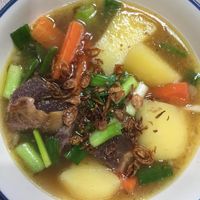 Enaknya Semangkuk Sop Iga Bakar dengan Paduan Kuah Gurih 