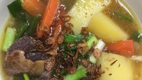 Supaya gizinya makin lengkap, campurkan sop iga dengan wortel dan kentang. Makin harum lagi jika ditambah taburan bawang goreng. Foto : instagram @suzytahir