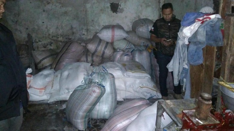 Polisi Gerebek Pabrik Mi Berformalin di Garut Polisi Gerebek Pabrik Mi Berformalin di Garut