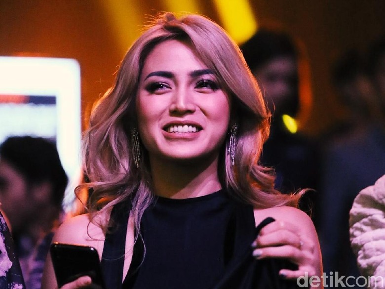Datangi Rumah Singgah, Jessica Iskandar Ajarkan Anak Berbagi Sejak Dini Datangi Rumah Singgah, Jessica Iskandar Ajarkan Anak Berbagi Sejak Dini
