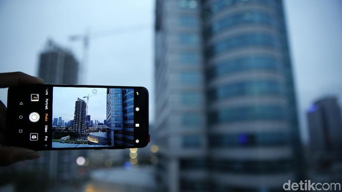 Huawei P series terkenal sebagai pionir smartphone fotografi. Smartphone ini dibanderol dengan harga mulai dari Rp 11 jutaan.