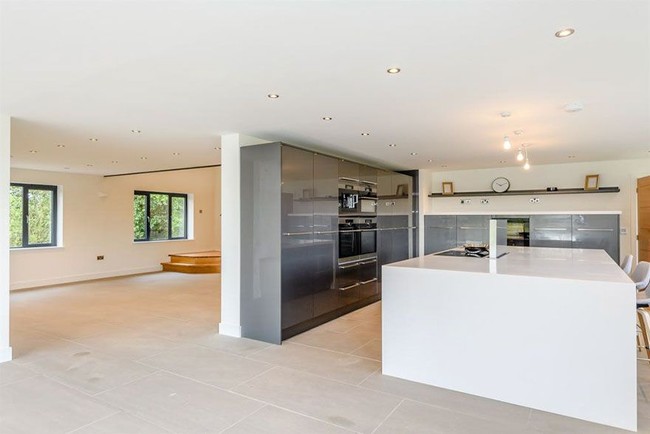 Rumah terdiri dari empat kamar tidur, tiga ruang tamu, ruang media, teras dan lima kamar mandi. Foto: Dok. Bored Panda, Rightmove.co.uk