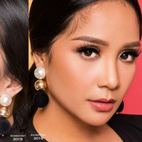 Ini penampilan Nagita Slavina sebelum dan sesudah diedit fotonya oleh Rio Motret. Pada foto setelah diedit (sebelah kanan) Rio membuat rahang Nagita menjadi lebih tegas dan dagunya lebih lancip. Makeup istri Raffi Ahmad itu juga dibuat lebih bold sehingga semakin memancarkan kecantikannya. Foto: Instagram/@riomotret