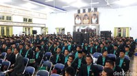 Rencananya Sri Mulyani akan berdialog dengan santri dan para pengajar di sana. Sebelumnya, Sri Mulyani itu melakukan salat tarawih terlebih dahulu hingga jam 20.15 WIB.