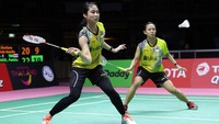 Della/Rizki menyerah dalam dua gim dengan skor 20-22, 12-21. Skor antara Indonesia dan Thailand berubah menjadi sama kuat 2-2. Foto: Tim Humas Dan Media PP PBSI