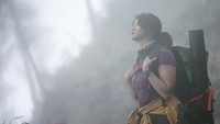 Dinda bahkan pernah mendaki Gunung Semeru. Bersama temannya, Dina kemping di depan Ranu Kumbolo yang indah. (Instagram/Dellie Dinda)
