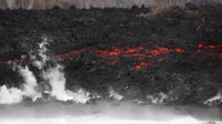 Tampak panasnya lava kemerahan bertemu dengan dinginnya air samudera (Foto: Dok. REUTERS/Marco Garcia)