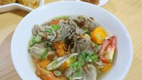 Daging iga yang empuk akan jadi santapan nikmat buat sahur. Kuah kaldu beningnya juga enak dimakan bersama nasi. Sop iga milik netizen @ichantiks ini udah menggoda belum? Foto: Instagram