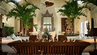 Pulau ini dijadikan resor mewah. Interiornya punya aksen klasik. Ruang tamu, kamar tidur, dek bersantai dan semua tempatnya sangat pribadi (The Copperfield Bay)