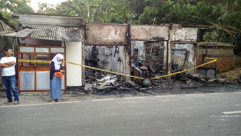Bengkel Motor di Jaksel Terbakar, Diduga dari Puntung Rokok Bengkel Motor di Jaksel Terbakar, Diduga dari Puntung Rokok