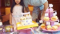 Kalau ini pose Rio bersama salah satu anak perempuannya, Shanika. Kue ulang tahun cantik memeriahkan ulang tahun putri Rio yang cantik ini. Foto: Instagram riostokhorst
