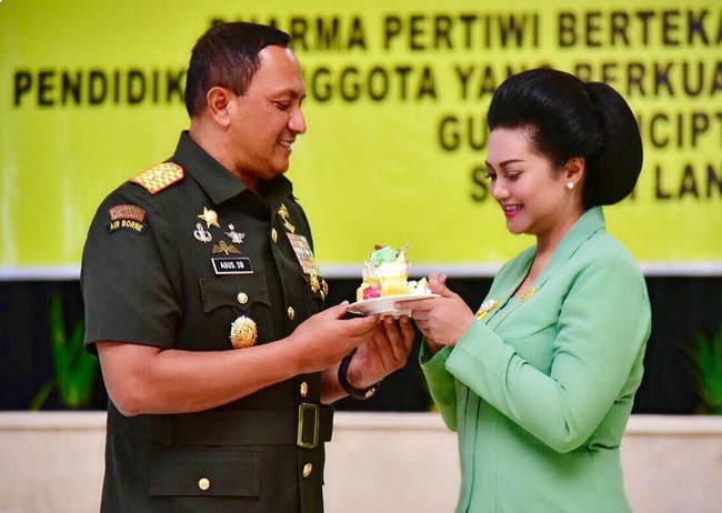 Selain berhijab, gaya Bella Saphira yang juga bikin pangling setelah dia menjadi istri Mayjen TNI Agus Surya Bakti adalah penampilannya memakai seragam Persit. Dia juga kerap menyanggul rambutnya dengan model sanggul Jawa. Foto: Instagram/Bella Saphira