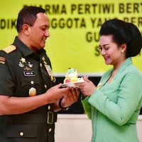 Selain berhijab, gaya Bella Saphira yang juga bikin pangling setelah dia menjadi istri Mayjen TNI Agus Surya Bakti adalah penampilannya memakai seragam Persit. Dia juga kerap menyanggul rambutnya dengan model sanggul Jawa. Foto: Instagram/Bella Saphira