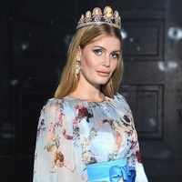 Bagai seorang putri, di fashion show Dolce & Gabbana, Lady Kitty Spencer mengenakan tiara besar di kepalanya. Foto: Dok. Instagram/Kitty Spencer