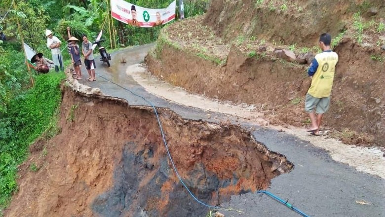 Longsor di Pekalongan, Akses Jalan 2 Kecamatan Tak Bisa Dilalui Longsor di Pekalongan, Akses Jalan 2 Kecamatan Tak Bisa Dilalui