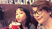 Tak terlihat seperti usia 67 tahun ya. Widyawati memang selalu tampil fresh dan cantik. Bersama dengan cucunya, Jemima mereka pun jalan-jalan berdua sambil menikmati minuman. Foto: Instagram @phandya
