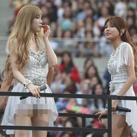 Saat tampil di sebuah konser, penggemar Taeyeon SNSD merasa tidak nyaman melihat roknya yang sangat pendek. Para fans takut idolanya juga merasa tak nyaman, dan berharap stylist-nya bisa mencarikan rok yang lebih panjang untuk penampilan berikutnya. Foto: Dok. Koreaboo