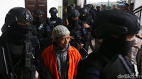 Aman Abdurrahman tiba di PN Jaksel dengan mengenakan rompi oranye.