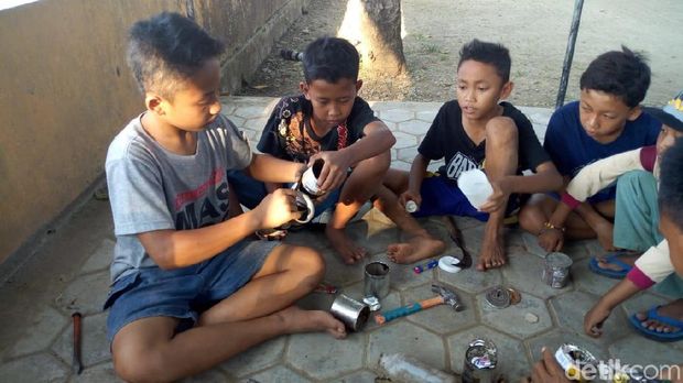 Gantinya Petasan, Anak-anak di Ponorogo Pilih Main 'Bazoka'