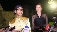 Keduan mengaku belum terlalu dekat karena baru bertemu. Iqbaal mengaku sudah mengintip playlist lagu milik Mawar Eva untuk membangun chemistry. Foto: Monica Arum Tiyasworo