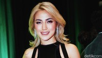 Ia tampil cantik menawan dengan dress hitam.