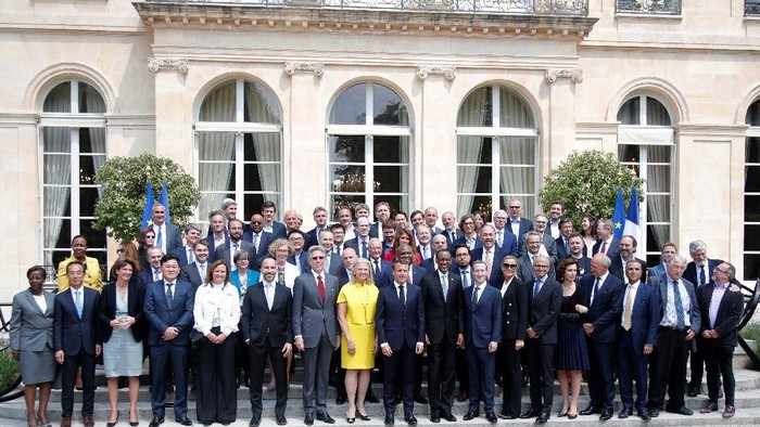 Presiden Prancis Emmanuel Macron dengan 50 CEO perusahaan. Foto: Reuters Presiden Prancis Emmanuel Macron dengan 50 CEO perusahaan. Foto: Reuters