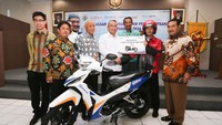 Bank BRI mendorong 5 BUMDes binaannya menjadi Agen Percontohan Lion Parcel dengan memberikan sepeda motor, komputer dan printer untuk mempermudah menjalankan operasional sebagai Agen Lion Parcel. Kelima BUMDes Binaan BRI yakni BUMDes Maju Mandiri Gunung Kidul, BUMDes Wiguna Utama Pemalang, BUMDes Jaya Sejahtera Tasikmalaya, BUMDes Sukadamai Sukabumi, dan BUMDes Bangkuyung Pandeglang. Foto: dok. BRI
