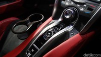 Honda NSX juga didukung transmisi dual-clutch 9 percepatan dan penggerak All Wheel Drive (AWD) dengan dua motor elektrik di bagian depan dan satu motor elektrik di bagian belakang.
