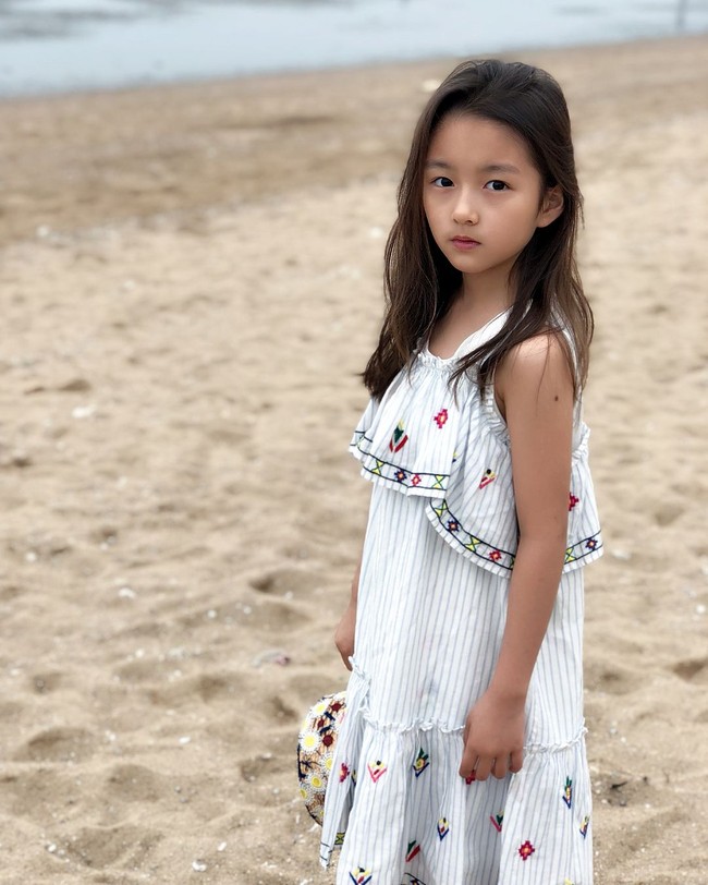 Kenalan dengan Kim Ha-Eun, model cilik asal Korea Selatan yang kecantikannya membuat banyak orang terpesona. Foto: Instagram